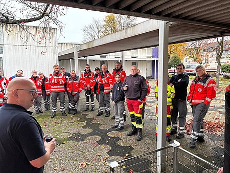 Einsatzkräfte des Wittener Roten Kreuzes bei einer Besprechung während der Übung